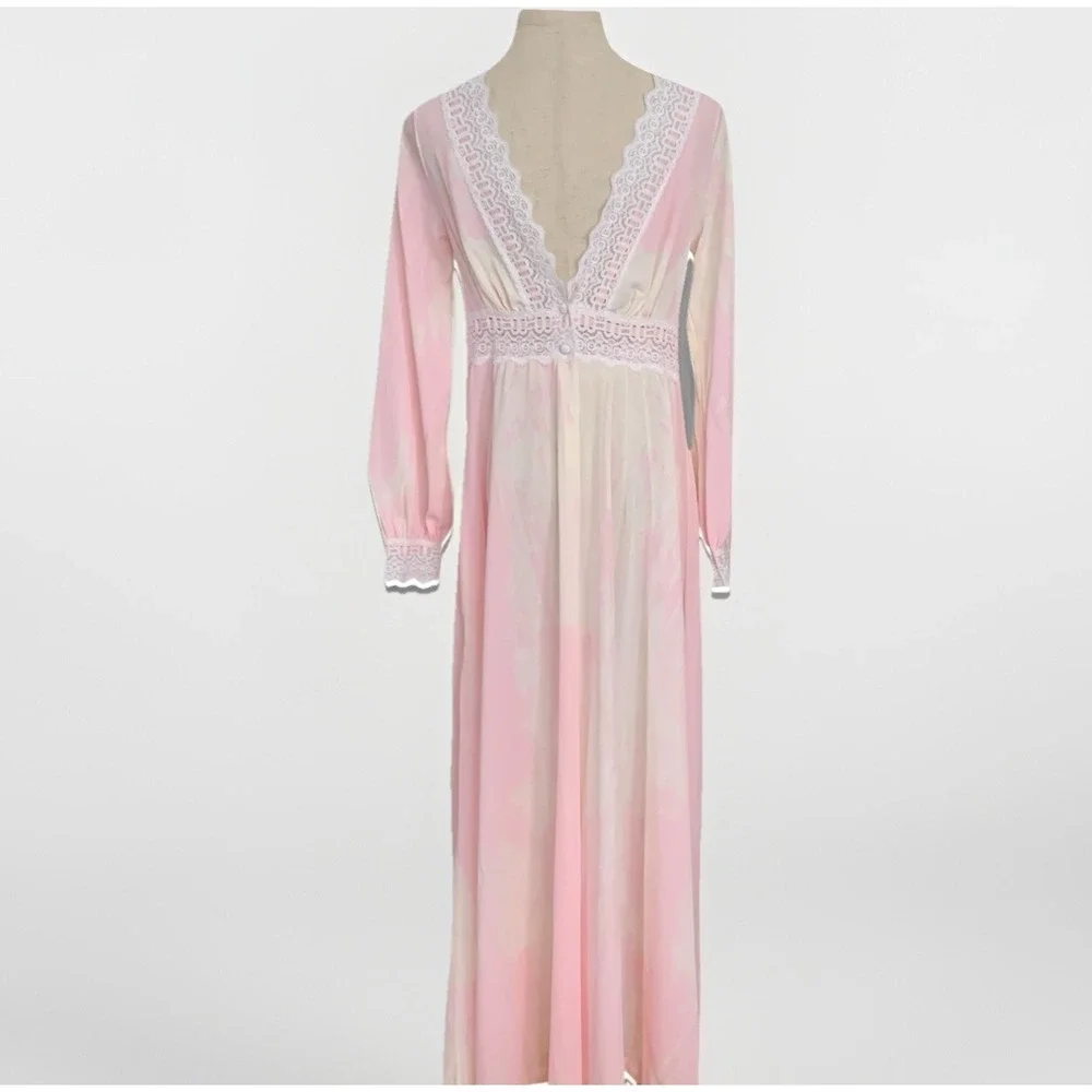 Vtg Miss‎ Elaine Long Nightgown Robe Low Back Lace